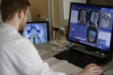 Gomel şehir, Beyaz Rusya 31 Mayıs 2017.Radiological Tıp Merkezi. Doktor manyetik rezonans terapisi gözlemler. Tıbbi inceleme