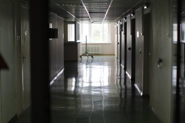 Hastane koridorunda. Lechneia olan insanlar için Odalar