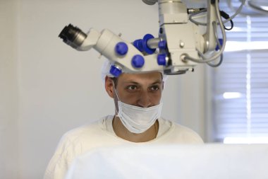 Şehir Gomel, Belarus.May 31, 2017 Gomel tıbbi hastane. Ameliyathane bir göz arıtma cihazı ile maskeli bir doktor. Hekim göz cerrah