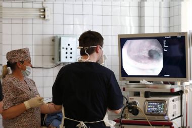 Şehir Gomel, Beyaz Rusya, 13 Nisan 2017 Onkoloji Hastanesi, iyot tedavisi, Bakanlığı doktor endoskopi yapmak, monitör ekranında bakın. Mide tanısında