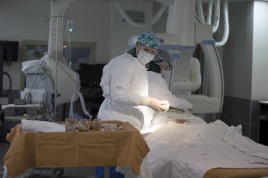 Beyaz Rusya, şehrin Gomel.City yanık Hastanesi, 1 Haziran, 2017.Doctors bir işlemi yapmak. Hastanın cerrahi tedavi