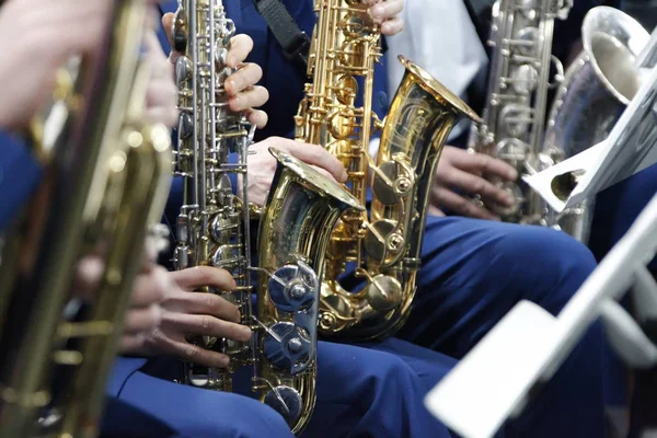 Saxofones Toca Orquesta — Foto de Stock