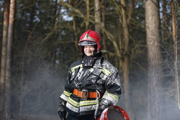 Belarus Gomel 2017 Extinguindo Fogo Floresta Belarus Bombeiro Combate Fogo — Fotografia de Stock