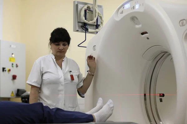 ホメリ市 ベラルーシ 2017 Main 未知の女性には 磁気共鳴療法が行われます 体の健康診断 — ストック写真