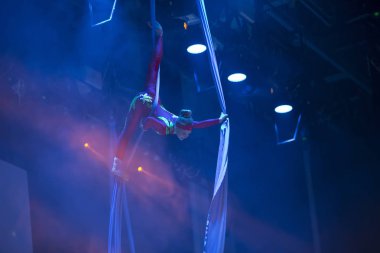 Beyaz Rusya, Gomel, 13 Haziran 2017 Kültür Sarayı, performans Abel Folk sirk, tuval üzerinde dans bir kız. Çocuk spor. Kız jimnastikçi. Düz numara
