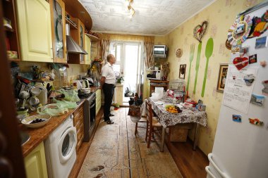 Beyaz Rusya, Gomel, huş ağacı street, 15 Temmuz 2017.Kitchen daire. Mutfakta çöp. Sovyet mutfağı. Ucuz mutfak. Gelişmiş ülkelerde mutfağı