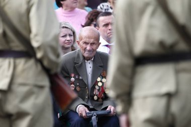 Beyaz Rusya, Gomel, 09 Eylül 2017. Şehir gün., eski emektar savaş madalya ile kutluyor. İkinci Dünya Savaşı 2017 emektar ded.