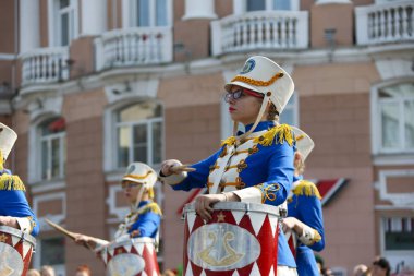 Beyaz Rusya, Gomel, 09 Eylül 2017. Şehir günü kutlama. Beyaz Rusya, Gomel, Eylül 09, 2017.A davulcu giysileri ile bir davul. Bando davulcu