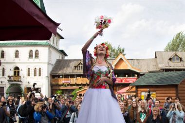 Rusya, Moskova, Izmaylovsky Park, 27 Ağustos 2017. Uluslararası fotoğraf Festival.The gelin buketi atar. Rus gelin buketi atar.