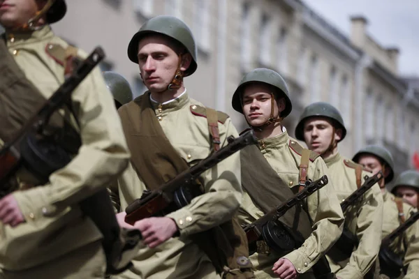 ベラルーシ ゴメリ 2017 戦勝記念日のお祝い パレードのランクの第二次世界大戦の兵士 兵士をビルドします 軍事サービス — ストック写真