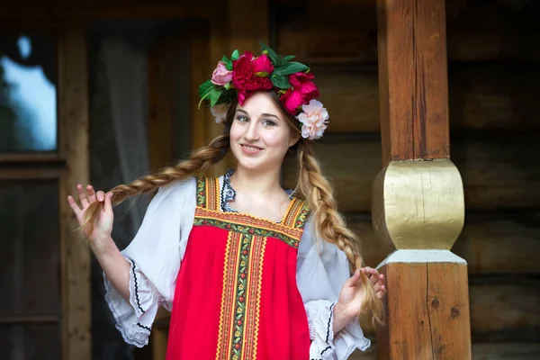 Russische Schönheit Emotionales Mädchen Traditioneller Russischer Tracht Und Kopfbedeckung Bezaubernd — Stockfoto