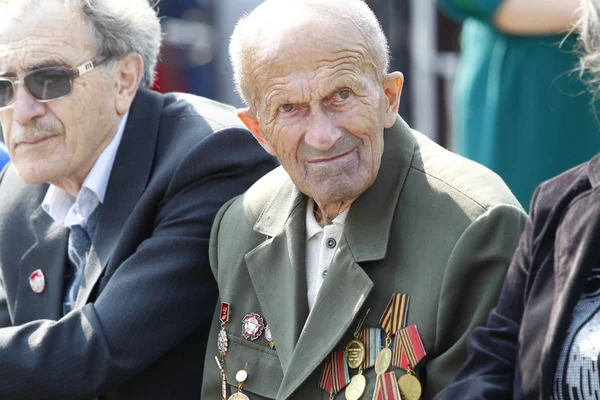 Beyaz Rusya, Gomel, 09 Eylül 2017. Şehir gün., eski emektar savaş madalya ile kutluyor. İkinci Dünya Savaşı 2017 emektar ded.