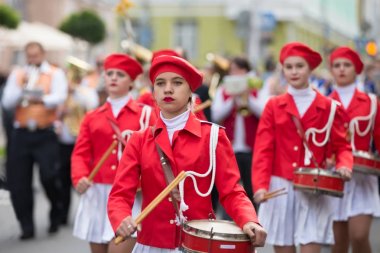 Beyaz Rusya, Gomel, 16 Eylül 2017. Şehir günü kutlama. Davul Orkestrası cadde boyunca yürüyor. Bir davul ile kırmızı giysili genç kadın davulcu. Sokak davulcu.
