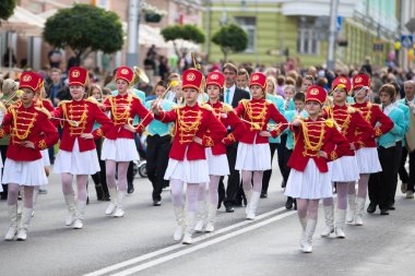 Beyaz Rusya, Gomel, 16 Eylül 2017. Şehir günü kutlama. Şehir bando cadde boyunca yürüyor. Kırmızı parlak elbiseler sokak grupta