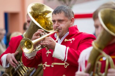 Beyaz Rusya, Gomel, 16 Eylül 2017. Şehir günü kutlama. Müzisyen trompet çalıyor. Bir adam bir orkestra katılan. Trompetçi borudan darbeler