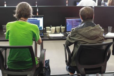Beyaz Rusya Minsk 06 Ağustos 2016 yüksek teknolojileri Park. Yarışmalar programcılar. Programcılar iş başında. Programcı çalışmalarını