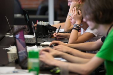 Beyaz Rusya Minsk 06 Ağustos 2016 yüksek teknolojileri Park. Yarışmalar programcılar. Programcılar dizüstü bilgisayarlar için çalışıyorum. Programcılar öğrencilerdir. Ofiste çalışmak