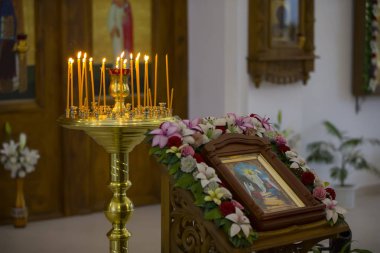 Beyaz Rusya, Gomel şehir üzerinde 25 Ekim 2017. Çiftlik Kilisesi. Kilisenin iç. Sunak ve kilise mum