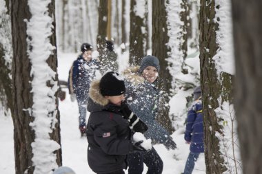 Beyaz Rusya, Gomel şehir üzerinde 23 Aralık, 2017. Orman köyü. Noel tatil. Çocuklar birbirlerine kar atmak. Kartopu oynamak
