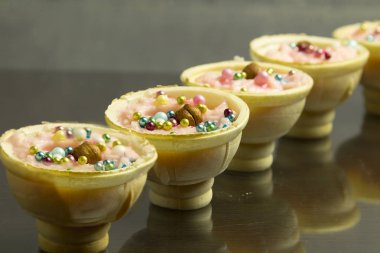 Fındık ve mutfak boncuklarla süslenmiş krem ile kek