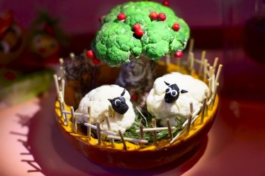 Çiftlikte koyun ve brokoli ve karnabahar yapılmış yeşil bir ağaç