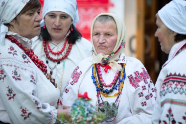 Beyaz Rusya, Gomel, 20 Mayıs 2017. Ulusal Belarusça Müzesi. Bahar tatili. Ulusal Slav giysili yaşlı bir kadın. Belarus Anneannelerin