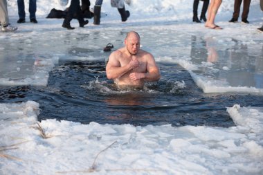 Beyaz Rusya, Gomel, 19 Ocak 2017. Lake Chernoye. İsa'nın doğuşu. Buz delik banyo. Buz suya Dalma