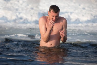 Beyaz Rusya, Gomel, 19 Ocak 2017. Lake Chernoye. İsa'nın doğuşu. Buz delik banyo. Buz suya Dalma