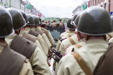 Beyaz Rusya, Gomel, 9 Mayıs 2017. Zafer Bayramı. İkinci Dünya Savaşı'kask merkezi Street.Soldiers