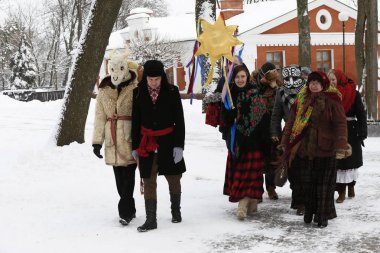 Beyaz Rusya, Gomel, 13 Ocak 2017. Merkezi bölgesi. Kalyada Rus töreni. Bir grup insan bir Noel yıldızı, bir keçi, ulusal kostümleri ile savurgan gidin. Carol-şan bir keçi kostüm yuvarlak gitmek için