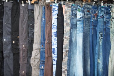 Kot üst üste asmak. Pantolon dokuma kumaştan mamül