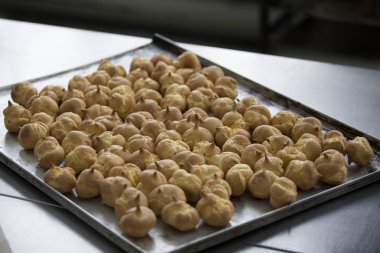 Boşlukları eklerleri doldurmak için. Kremalı pasta. Bir sürü pişirme