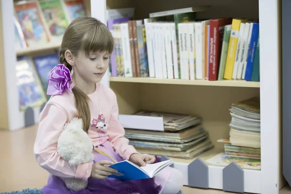 Une Enfant Âge Préscolaire Lit Livre Enfant Est Bibliothèque Lire — Photo