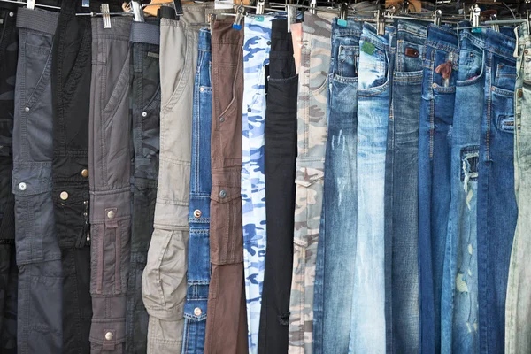 Jeans Cuelgan Una Fila Pantalones Hechos Tela Tejida — Foto de Stock