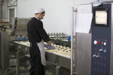 Beyaz Rusya, Gomel şehir, 22 Ocak 2017. Fırın ürünleri ve tatlılar pişirme için mutfak Dükkanı. Kurabiye Pişirme için endüstriyel satır. Toptan profesyonel ürünler imalatı, mutfak