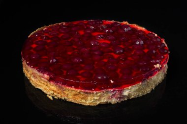 Pasta peynirli kek kiraz siyah arka plan üzerine jöle ile