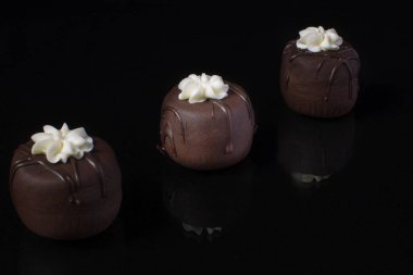 Kek koyu arka plan üzerine