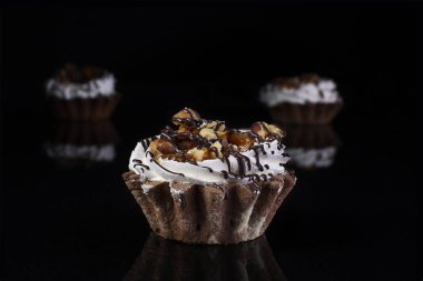 Kek koyu arka plan üzerine