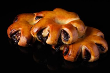 Karanlık bir arka plan üzerinde doldurma meyve ile topuz