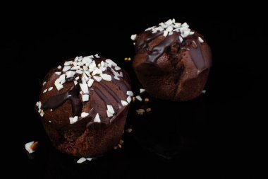 Karanlık bir arka plan üzerinde çikolatalı muffin