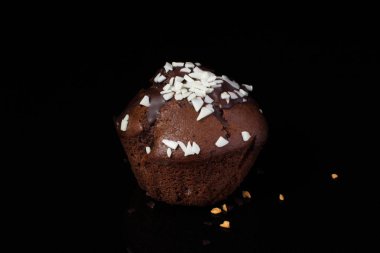 Karanlık bir arka plan üzerinde çikolatalı muffin