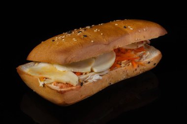 Vejetaryen sosis siyah bir zemin üzerine