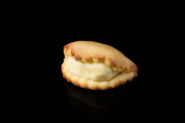 Süzme peynir siyah bir arka plan ile tanımlama