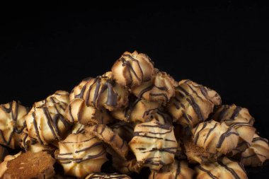 Kurabiye tanımlama karanlık bir arka plan üzerine çikolata sosu ile