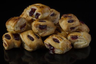 Puf böreği ile reçel closeup karanlık bir arka plan üzerinde