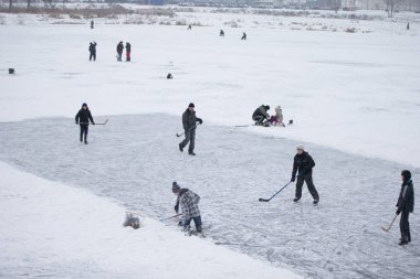 Beyaz Rusya, Gomel, üzerinde 28 Ocak 2018. Merkezi bölgesi. Siyah lake. Balık tutma, açık havada, buz pateni ve sledging kış eğlenceli. İçinde sokakta kış dinlenme.
