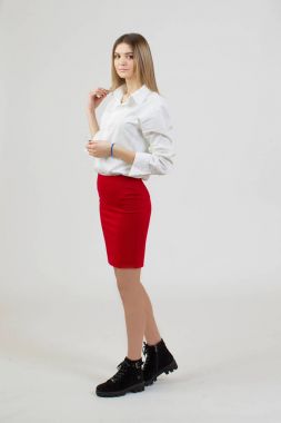 Beyaz bir arka plan üzerinde her zamanki görünümü ile genç kız öğrenci