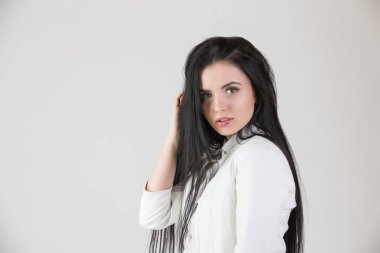 İzole beyaz zemin üzerine uzun siyah saçlı genç güzel kız