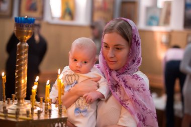 Beyaz Rusya, Gomel, 24 Şubat 2018. Annenin kollarında Child.Child Birches.Baptism Kilisesi. Bebeğin vaftiz. İnanç kabul. Yenidoğan Kilisesi.