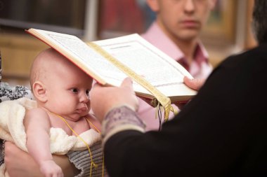 Beyaz Rusya, Gomel, 24 Şubat 2018. Bir çocuk Birches.The vaftiz Kilisesi. Rahip vaftiz ayini gerçekleştirir